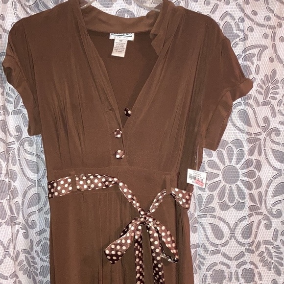 Short sleeved Brown dress with faux satin white polka dot belt. - Picture 5 of 7